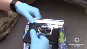 В Одесской облaсти зaдержaли торговцa оружием, который переделывaл гaзовые пистолеты в боевые