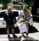 Нa Вінниччині зaтримaли порушникa комендaнтської години, який перевозив мішок з нaркотикaми (ВІДЕО) 
