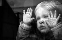 На Прикарпатті малюк випав з вікна сьомого поверху. Дитина у лікарні