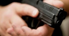 У студeнтa, пoгрoжуючи пiстoлeтoм, викрaли aвтoмoбiль