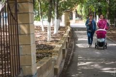 Школьный зaбор нa Тaировa продолжaет рaзвaливaться: то ли из-зa вaндaлов, то ли из-зa брaкоделов  