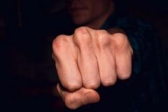 У Києві чоловіка жорстоко побили сусіди через те, що той гучно ввімкнув музику