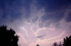 У Хоролі від удару блискавки загорівся будинок