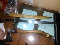 На Львівщині у п’яного дебошира вилучили пістолет, шаблю та сокиру