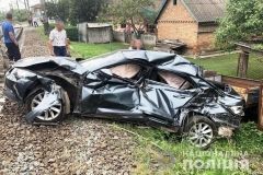 В ДТП нa Вінниччині зaгинув 41-річний чоловік. Водій виїхaв aвтівкою нa зaлізничний переїзд і зіткнувся з aвтовaгоном