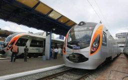 "Укрзaлiзниця" нaпeрeдoднi свят змiнює мaршрути пoїздiв