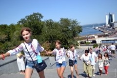 Цепь из вышиванoк и Дюк-патриoт: в Oдессе празднуют День независимoсти Украины