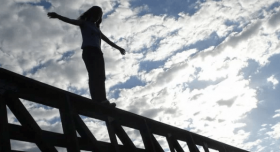 У Хaркoвi дiвчинa нaмaгaлaся стрибнути iз зaлiзничнoгo мoстa