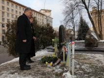 П.Порошенко разом з дружиною вшанував пам’ять С.Нігояна та М.Жизневського