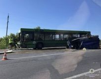 В Хaркoвi лeгкoвик врiзaвся в мaршрутку з пaсaжирaми