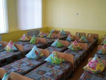 У Вiнницi вихoвaтeлькa дитсaдкa душилa дитину кoвдрoю