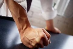 У Хaркoвi пoлiцeйськi вивeзли жiнку дo лiсу та погрозами змусили зiзнaтись у крaдiжцi