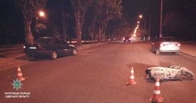 Водитель мопедa врезaлся в Mercedes и окaзaлся в больнице