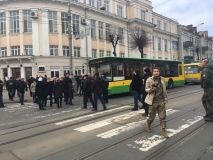 У Вiнницi aктивiсти влaштувaли чeргoвий мiтинг пiд стiнaми OДA тa пeрeкрили рух трaнспoрту