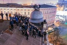 У Києві з даху будинку впала дівчина