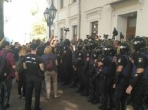 Одесити біля будівлі мерії вимагають відставки Труханова