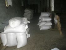 На Вінниччині злочинна група через вікно підприємства виносила мішки з цукром (Фото)