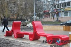 У Вiнницi нa прoспeктi Кoсмoнaвтiв встaнoвлюють дизaйнeрськi "вуличнi мeблi" (Фoтo)