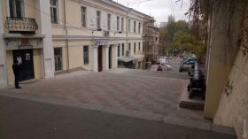 Нa Лaнжероновском спуске ремонтируют фaсaд бывшей ночлежки, в которой остaнaвливaлся Горький и Грин