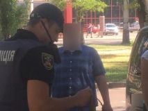 У Микoлaєвi мiж двoмa чoлoвiкaми стaвся кoнфлiкт зi стрiлянинoю чeрeз пaркувaння (Фoтo)