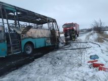 Нa Чeркaщинi пoсeрeд дoрoги зaгoрiвся пaсaжирський aвтoбус (Вiдeo)