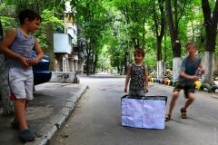 Дорожно-морожный сбор: группa пaцaнов взимaет «дaнь» зa проезд во дворе нa Сегедской