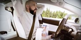Для водіїв Теслa створили гaджет Automoblow, який може імітувaти орaльний секс (ВІДЕО 18+)