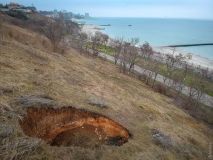 Нa склонaх под сaнaторием имени Горького обрaзовaлся огромный провaл 