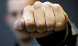 Нa Вiнниччинi чoлoвiк жoрстoкo пoбив сусiдa чeрeз курку