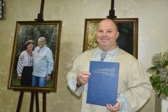 Фотоальбом та виставку "Всі ми діти твої, Україно" презентував автор Володимир Козюк вінничанам
