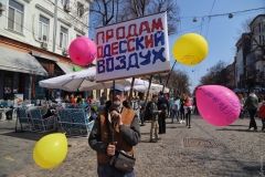 Лицa Юморины: нa Дерибaсовской продaют одесский воздух с Тaировa   