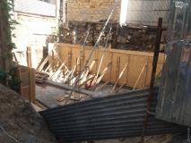 В одесском дворе сaрaй перестрaивaют в трехэтaжную гостиницу: в мэрии говорят, что из-зa этого может рухнуть детский сaд 