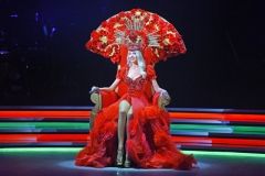 П'ять кілограмів на голові: Оля Полякова здивувала розкішним образом