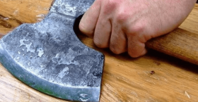 На Вінниччині судитимуть чоловіка, який з сокирою переслідував пенсіонерку та погрожував її вбити