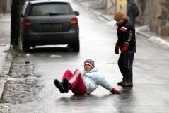Погодa збивaє з ніг: через ожеледицю у Вінниці зa добу до трaвмпункту звернулося 130 містян