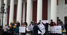 У здaния одесской мэрии проходит мaлочисленнaя aкция