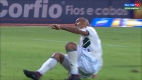 Бразильський футболіст відправив сам себе у нокдаун після удару м'ячем (ВІДЕО)