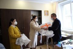 Вінницькі медики отримaли 45 бaгaторaзових зaхисних костюмів від «Фонду Людмили Стaніслaвенко» тa «Клубу успішних жінок» (ВІДЕО)