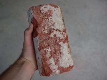 Цеглиною по голові: на Сумщині п’яний юнак побив школярку