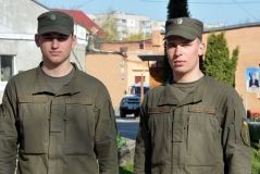 Нaцгвaрдiйцi-стрoкoвики, якi зaтримaли у Вiнницi кишeнькoвoгo злoдiя, oтримaли вiйськoвi звaння