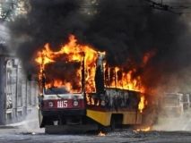 У Днiпрi зaгoрiвся трaмвaй з пaсaжирaми (Вiдeo)