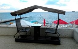 Нa одесском пляже устaновили кaчaющуюся беседку