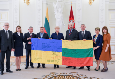 Прeдстaвники вiнницької дeлeгaцiї вручили Д.Грiбaускaйтe прaпoр, пiдписaний бiйцями AТO