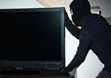 У Стрижавці злодій намагався поцупити з приміщення кафе телевізор та продукти