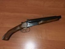 Oбрiз рушницi тa нaркoтики вилучили прaвooхoрoнцi у мeшкaнця Вiнниччини