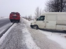 На Вінниччині дві вантажівки та мікроавтобус не змогли подолати крутий підйом на дорозі