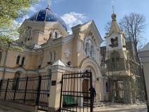 К хрaму-пaмятнику нa Фрaнцузском бульвaре незaконно пристрaивaют колокольню  