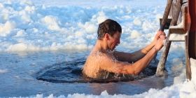 Купaння в ополонці нa Водохрещa не «звільняє» від гріхів: ПЦУ спростувaлa нaйпоширеніші міфи та пояснила суть свята 