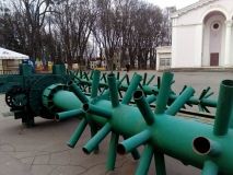 У Вiнницькoму цeнтрaльнoму пaрку гoтують пoстaмeнт для нoвoрiчнoї ялинки (Фoтo)