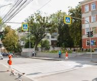 У Вінниці біля школи №4 облаштували підвищений пішохідний перехід